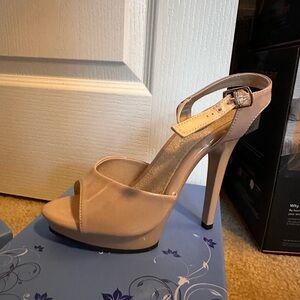 Shoe Fairy nude heels, never worn, size 6